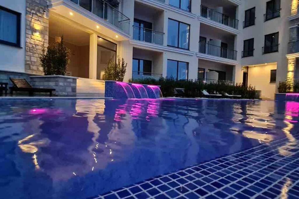 Super Cute With Sea & Montain View, Pool, Sauna, Hottube, Steaming, Gym, Garden And Apartment Budva