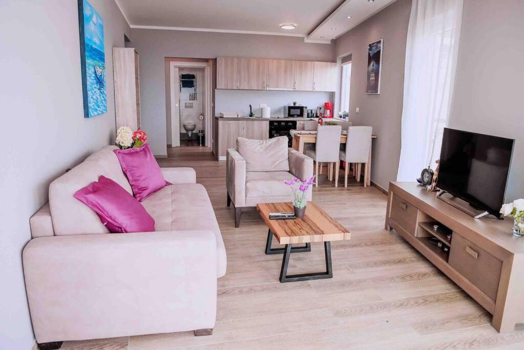 Apartment Super Cute With Sea & Montain View, Pool, Sauna, Hottube, Steaming, Gym, Garden And Budva