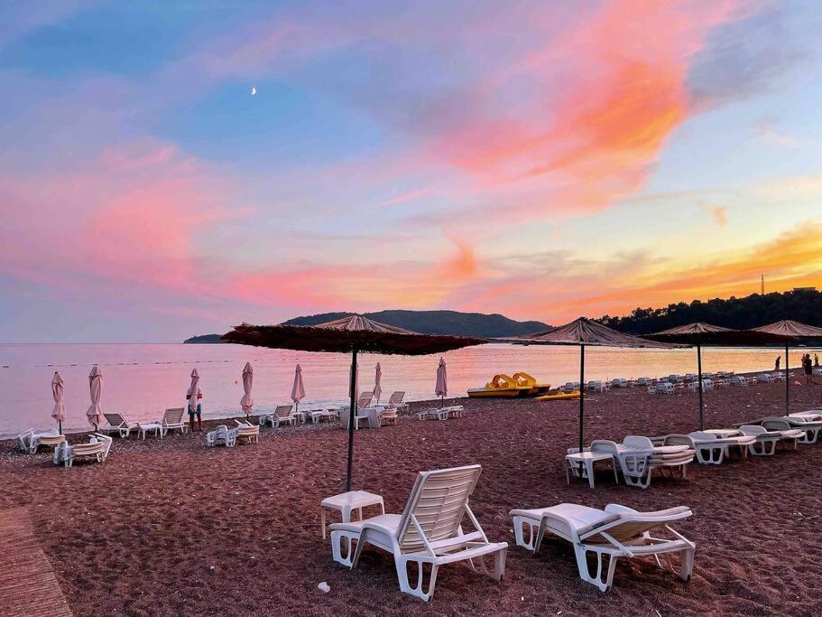 Super Cute With Sea & Montain View, Pool, Sauna, Hottube, Steaming, Gym, Garden And Apartment Budva