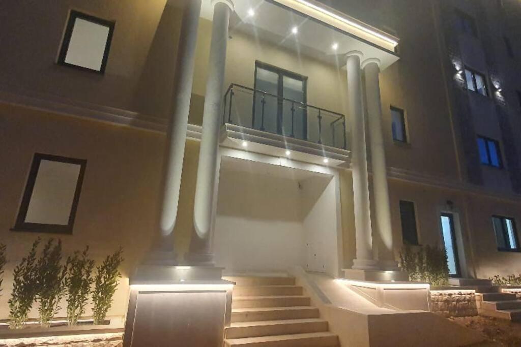 Super Cute With Sea & Montain View, Pool, Sauna, Hottube, Steaming, Gym, Garden And Budva