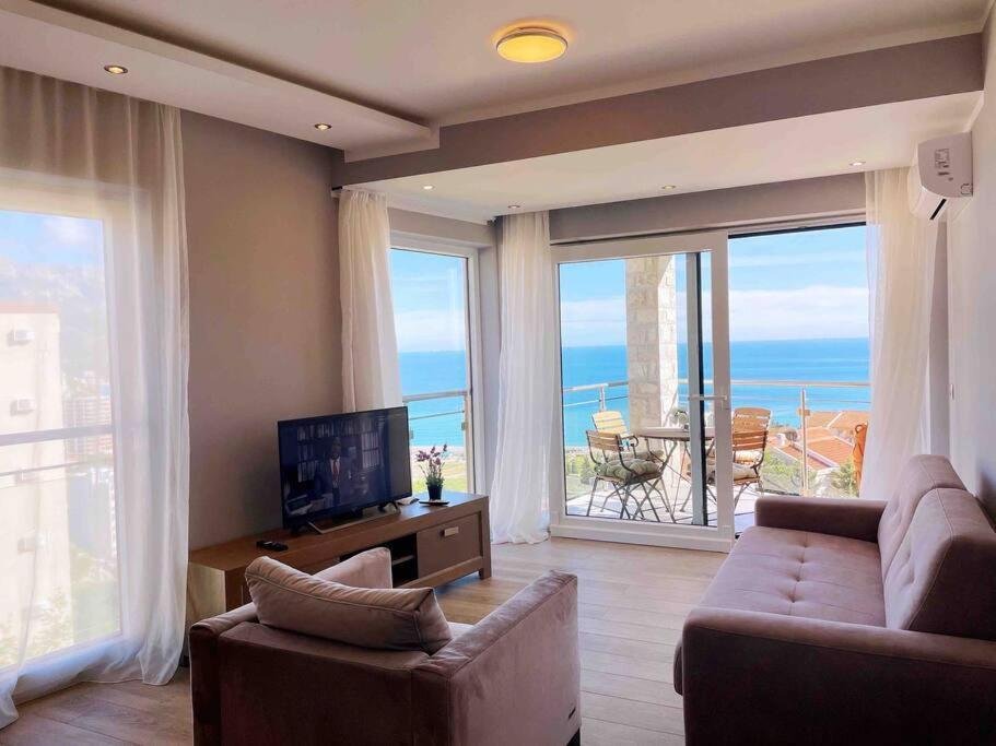 Apartment Super Cute With Sea & Montain View, Pool, Sauna, Hottube, Steaming, Gym, Garden And