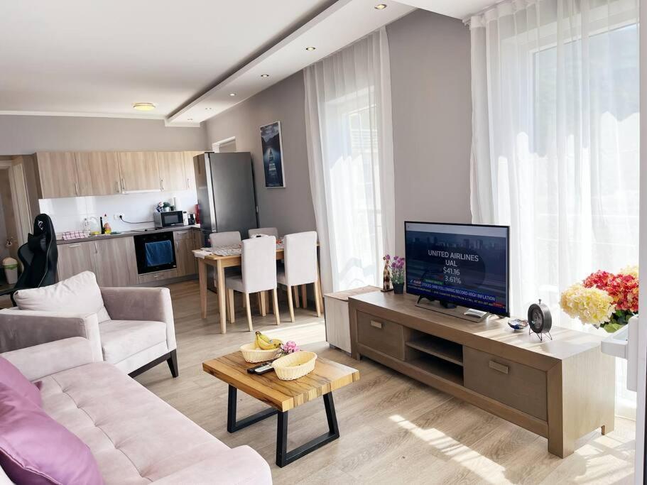 Apartment Super Cute With Sea & Montain View, Pool, Sauna, Hottube, Steaming, Gym, Garden And