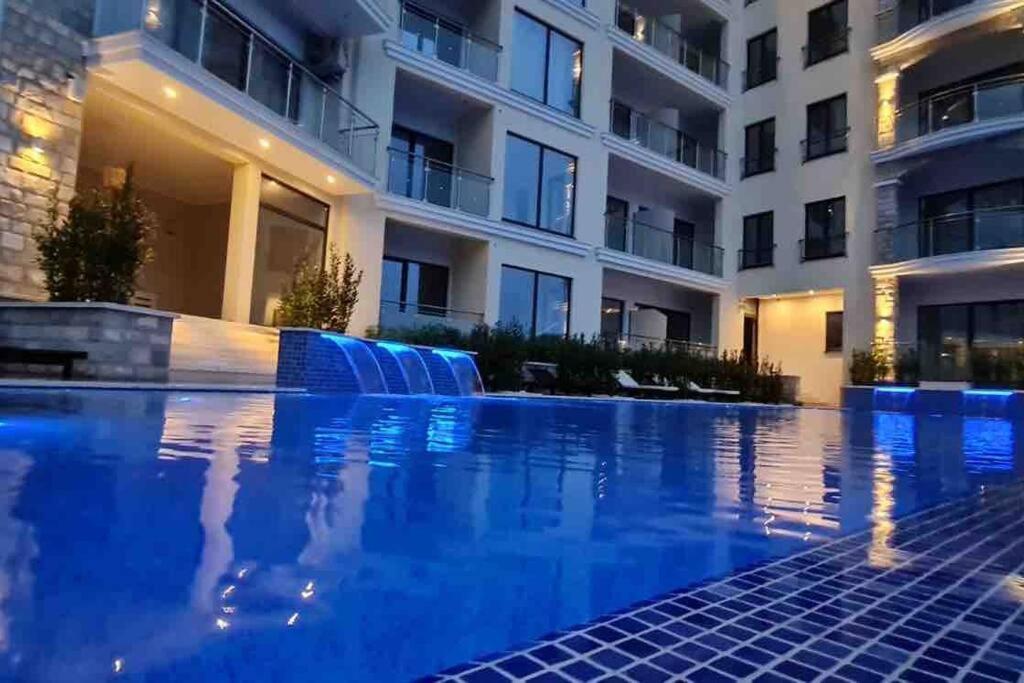 Apartment Super Cute With Sea & Montain View, Pool, Sauna, Hottube, Steaming, Gym, Garden And