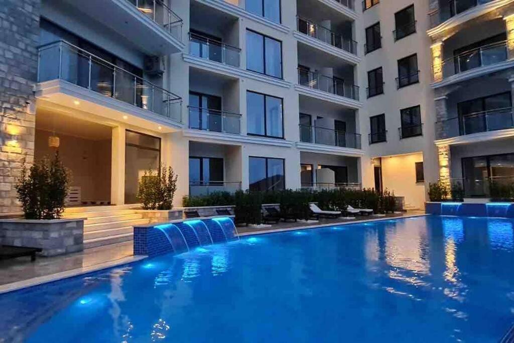 Super Cute With Sea & Montain View, Pool, Sauna, Hottube, Steaming, Gym, Garden And Apartment Budva