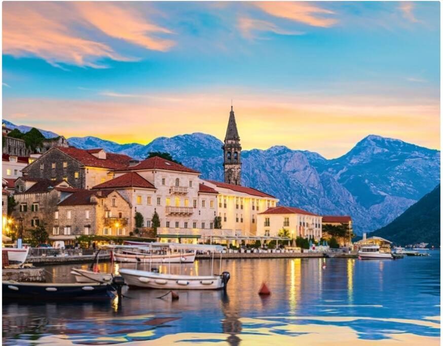 Super Cute With Sea & Montain View, Pool, Sauna, Hottube, Steaming, Gym, Garden And Lägenhet Budva
